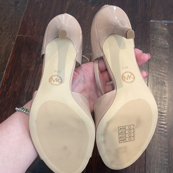 NWT Gorgeous Strapy Cream Michael Kors Heels - Picture 8 of 8